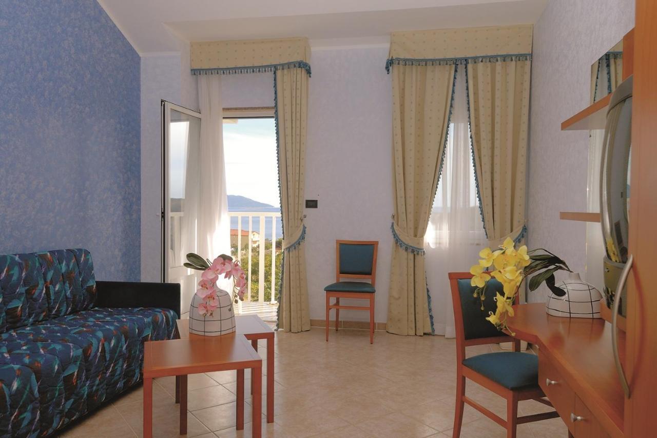 Hotel Zlatni Lav Martinšćica Kültér fotó
