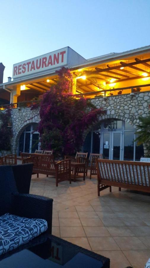 Hotel Zlatni Lav Martinšćica Kültér fotó