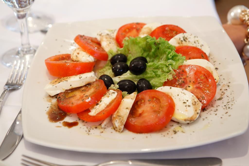 Hotel Zlatni Lav Martinšćica Kültér fotó
