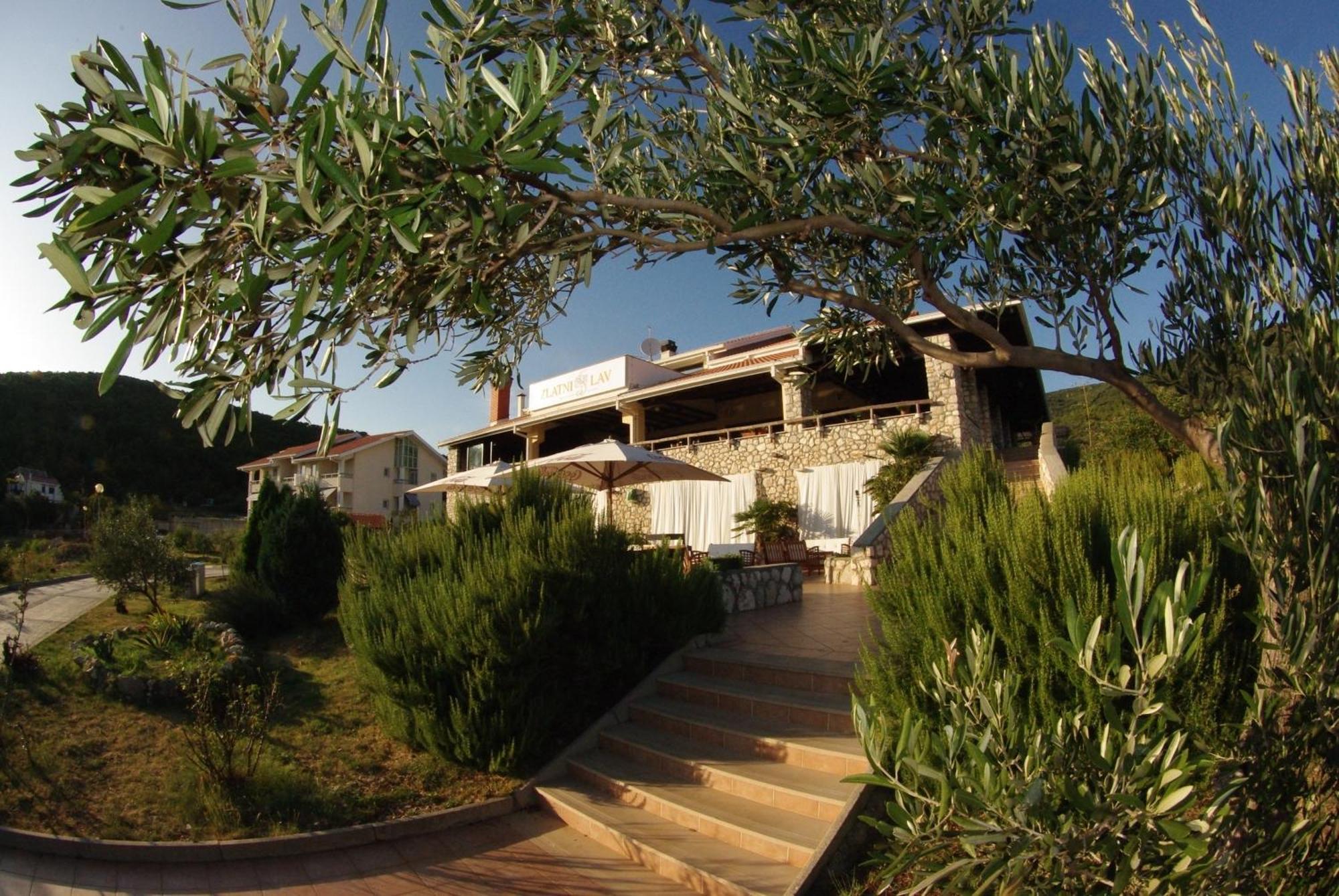 Hotel Zlatni Lav Martinšćica Kültér fotó