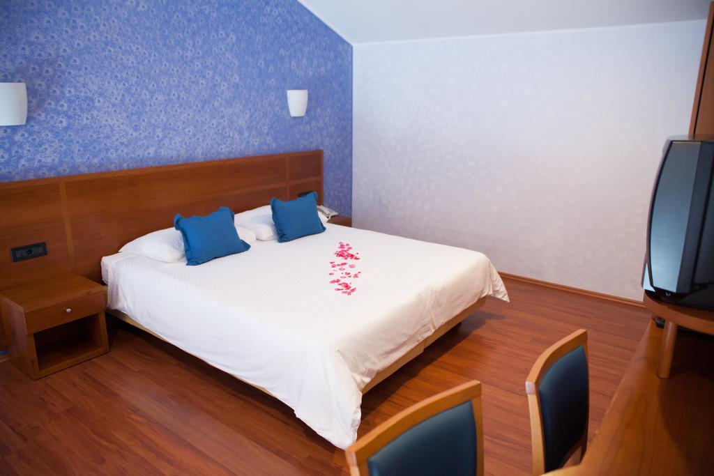 Hotel Zlatni Lav Martinšćica Kültér fotó