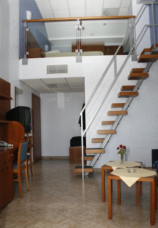 Hotel Zlatni Lav Martinšćica Kültér fotó