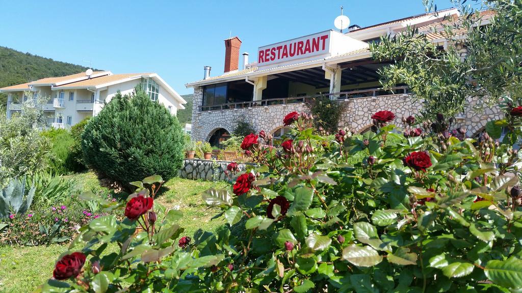 Hotel Zlatni Lav Martinšćica Kültér fotó